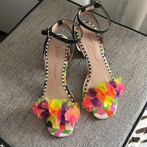Betsy Johnson Kove Diva shoes size 5